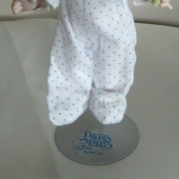 Precious moments doll on stand 1994 Holding a cray - Picture 8 of 9